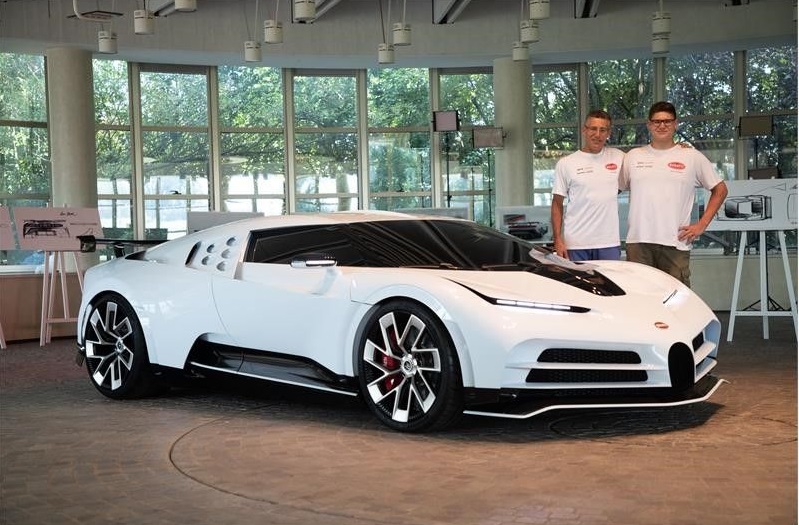 Bugatti Centodieci sở hữu phần th&acirc;n vỏ kh&aacute;c biệt đ&aacute;ng kể so với Chiron v&agrave; gợi li&ecirc;n tưởng đến EB110 Super Sport