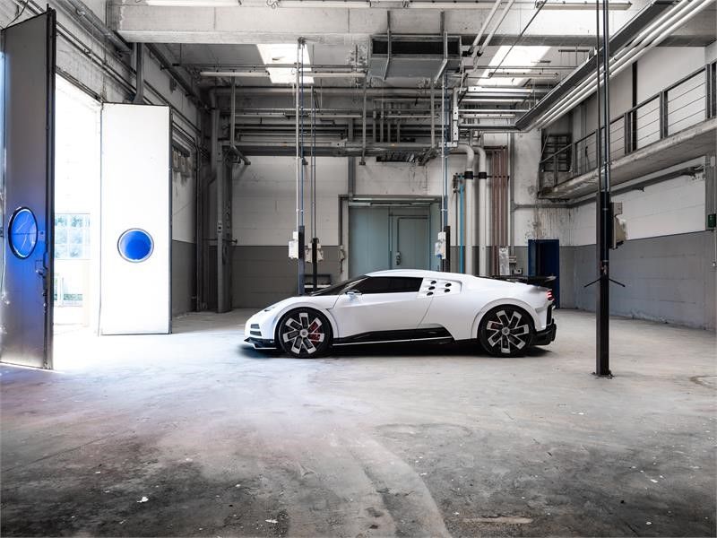 Bugatti Centodieci c&ograve;n được bổ sung cửa mới v&agrave; thanh ba-b&ocirc;-l&ecirc; d&agrave;nh ri&ecirc;ng