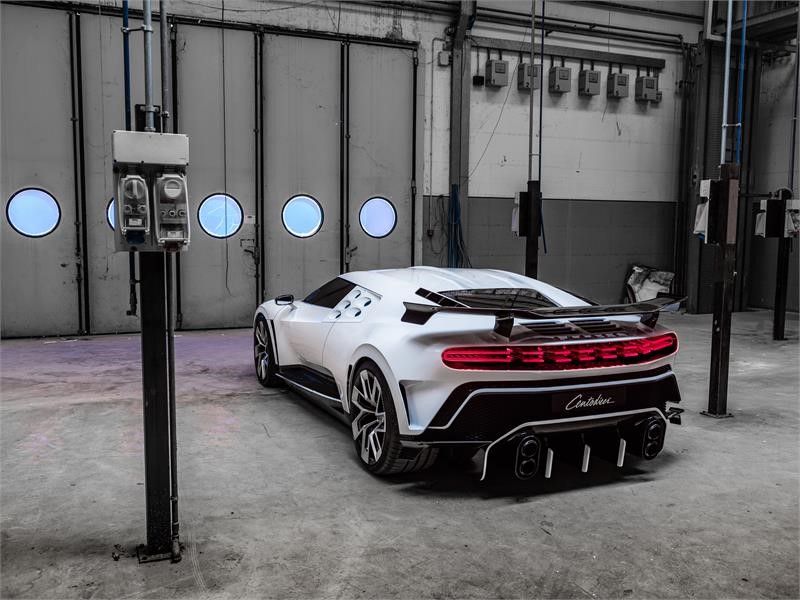 Bugatti Centodieci nh&igrave;n từ ph&iacute;a sau