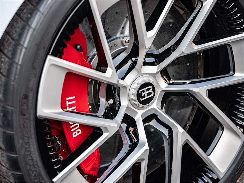 B&ecirc;n sườn của Bugatti Centodieci xuất hiện bộ v&agrave;nh hợp kim sơn m&agrave;u trắng phối đen