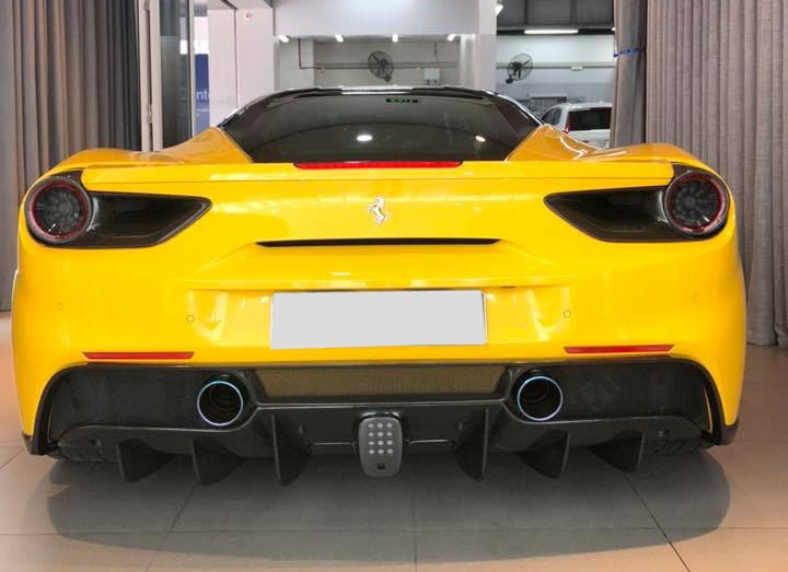 Đuôi xe chiếc Ferrari 488 GTB vẫn chưa có nhiều thay đổi ấn tượng Đuôi xe chiếc Ferrari 488 GTB vẫn chưa có nhiều thay đổi ấn tượng