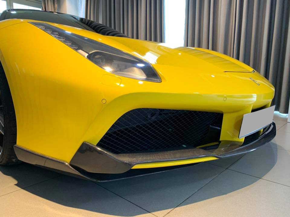 Bản độ của siêu xe Ferrari 488 GTB màu vàng bao gồm cản va trước bằng carbon Bản độ của siêu xe Ferrari 488 GTB màu vàng bao gồm cản va trước bằng carbon