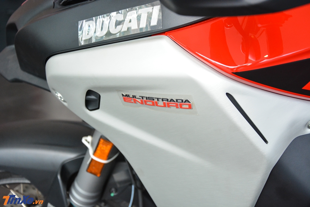 B&ecirc;n h&ocirc;ng xe l&agrave; d&ograve;ng chữ Multistrada Enduro để nhận biết