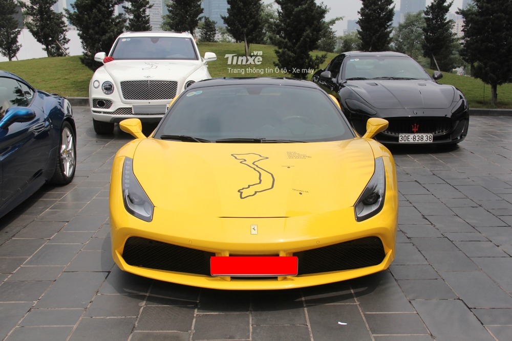 Còn đây là ngoại hình lúc chưa độ của siêu xe Ferrari 488 GTB màu vàng Giallo Modena Còn đây là ngoại hình lúc chưa độ của siêu xe Ferrari 488 GTB màu vàng Giallo Modena