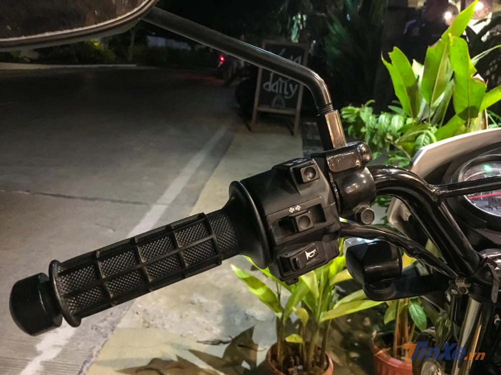 Cặp cùm điều khiển của Honda XRM 125 FI trông khá cơ bản và theo thiết kế cũ