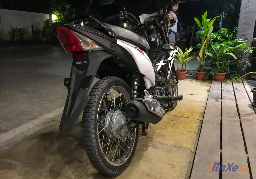Toàn bộ xe là đèn Halogen, phanh sau dạng tang trống cổ điển