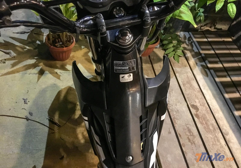 Phần lai đầy ngẫu hứng trên Honda XRM 125 FI khi vừa có điểm hõm, vừa có cánh gió cào cào