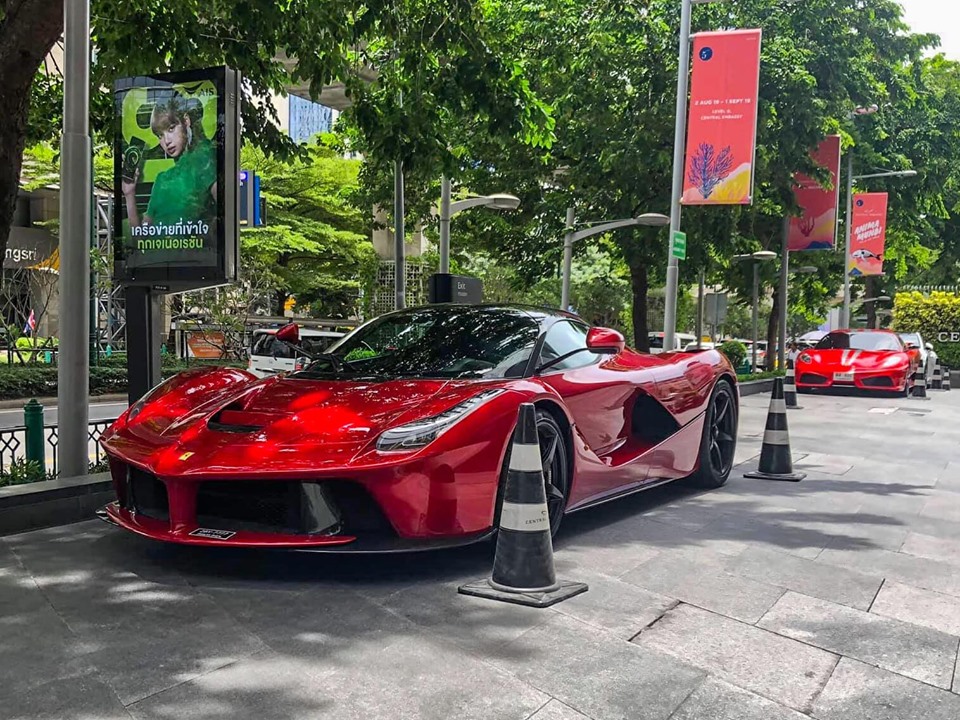 Ferrari LaFerrari Coupe và phía sau là Ferrari F430 Ferrari LaFerrari Coupe và phía sau là Ferrari F430