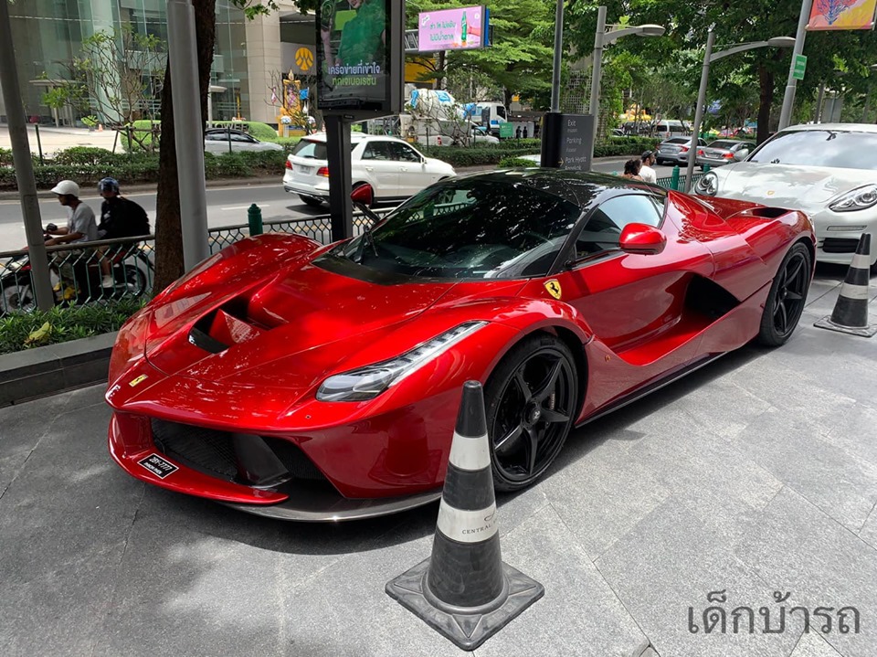 Ferrari LaFerrari của đại gia Campuchia Ferrari LaFerrari của đại gia Campuchia du lịch ở Thái Lan khiến giới mê xe 2 nước xôn xao