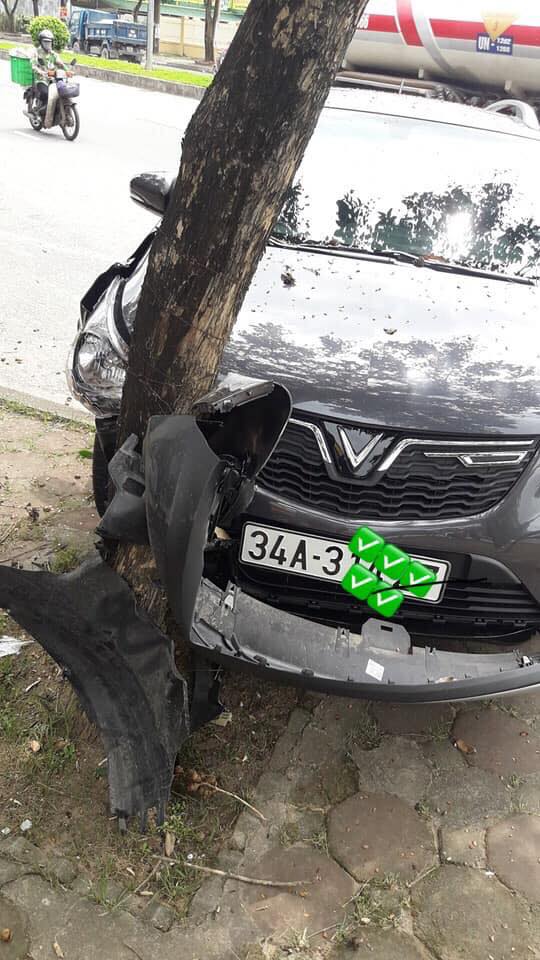 Nguy&ecirc;n nh&acirc;n ban đầu của vụ va chạm được cho l&agrave; do người phụ nữ đ&atilde; bị nhầm lẫn giữa ch&acirc;n phanh v&agrave; ch&acirc;n ga.