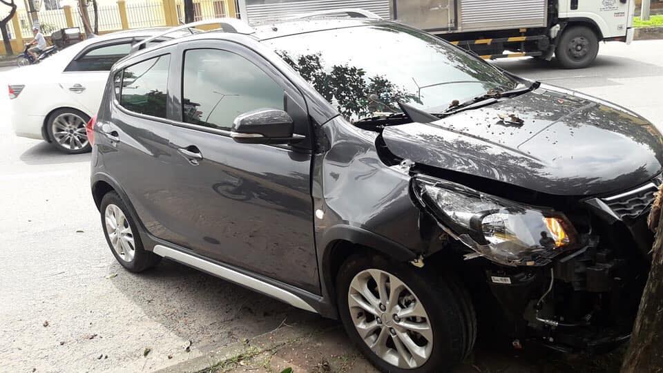 Chiếc xe VinFast Fadil bị biến dạng ho&agrave;n to&agrave;n phần đầu xe sau khi bị va chạm, t&uacute;i kh&iacute; của xe kh&ocirc;ng bung.