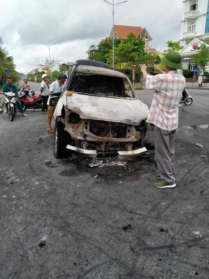 Chiếc Toyota Land Cruiser Prado ch&aacute;y trơ khung ở đầu xe