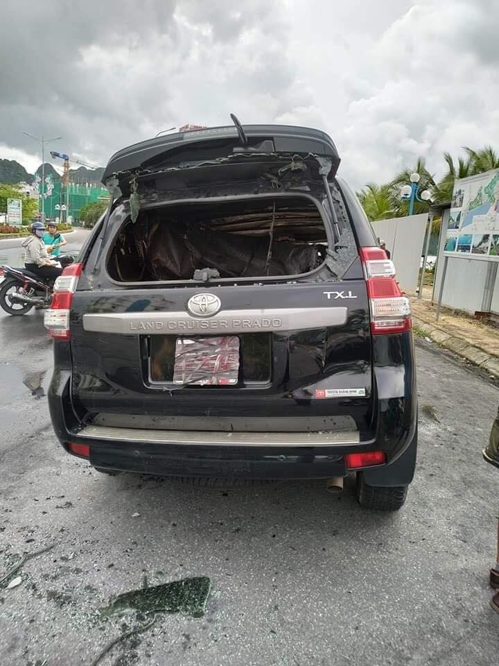 Chiếc Toyota Land Cruiser Prado vỡ k&iacute;nh cả trước lẫn sau