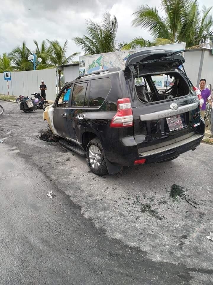 3 b&aacute;nh xe của chiếc SUV 7 chỗ đều bị hỏng