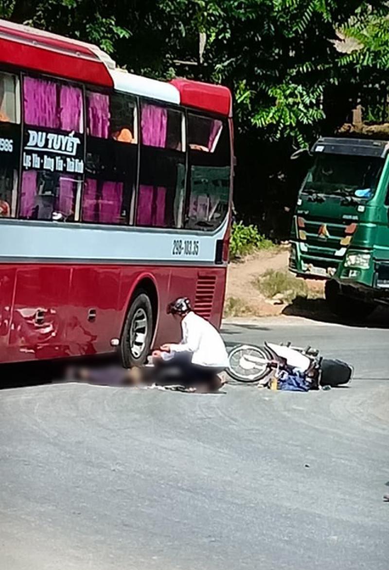 Hiện trường vụ tai nạn khiến nam thanh ni&ecirc;n đi xe m&aacute;y tử vong tại chỗ