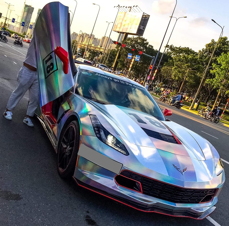 Kh&ocirc;ng chỉ c&oacute; bộ &aacute;o m&agrave;u cr&ocirc;m t&aacute;n sắc, chiếc Chevrolet Corvette C7 n&agrave;y c&ograve;n được độ cửa cắt k&eacute;o Lamborghini