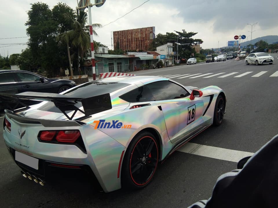 Ngo&agrave;i ra chiếc Chevrolet Corvette C7 Stingray m&agrave;u cr&ocirc;m t&aacute;n sắc c&ograve;n được n&acirc;ng cấp c&aacute;nh gi&oacute; đu&ocirc;i khổng lồ