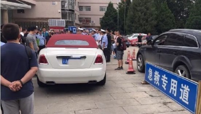 Chiếc xe si&ecirc;u sang Rolls-Royce Dawn mui trần đắt đỏ đỗ ngay vị tr&iacute; l&agrave;n đường d&agrave;nh cho xe cấp cứu của bệnh viện