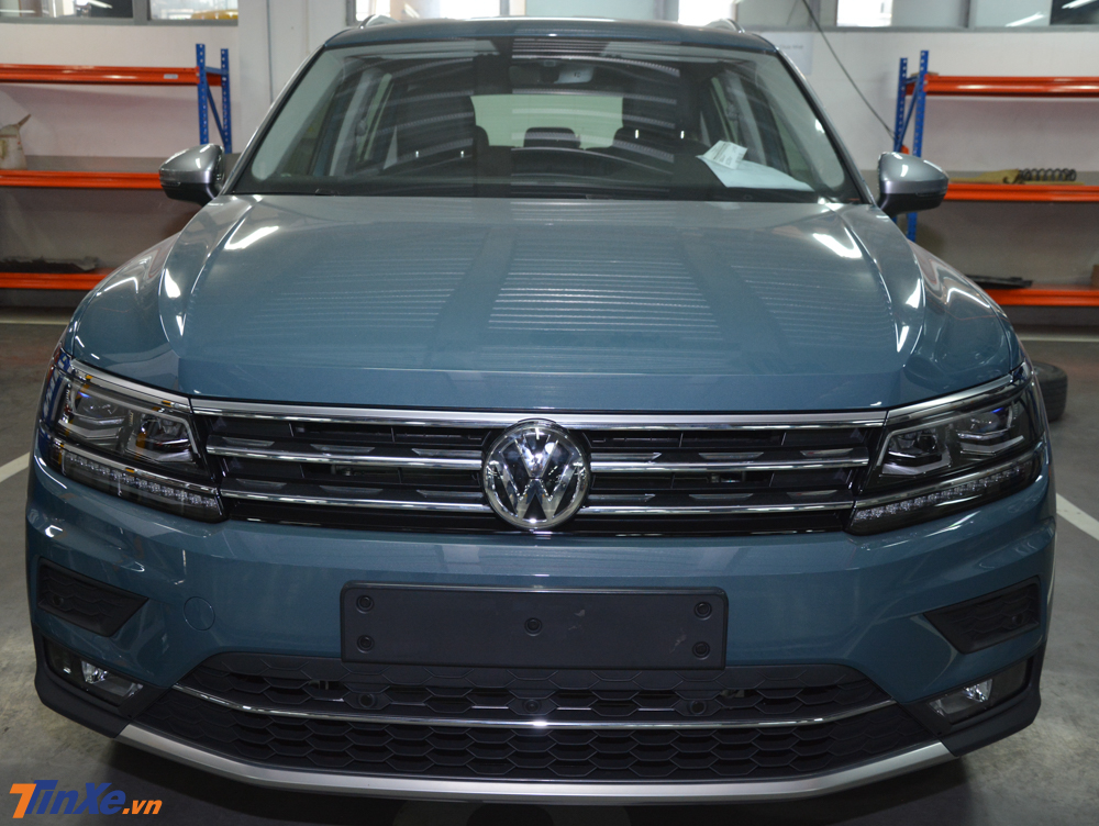 Điểm kh&aacute;c biệt duy nhất ở b&ecirc;n ngo&agrave;i của Volkswagen Tiguan Allspace Luxury ch&iacute;nh l&agrave; m&agrave;u sơn xanh Petroleum Metalic