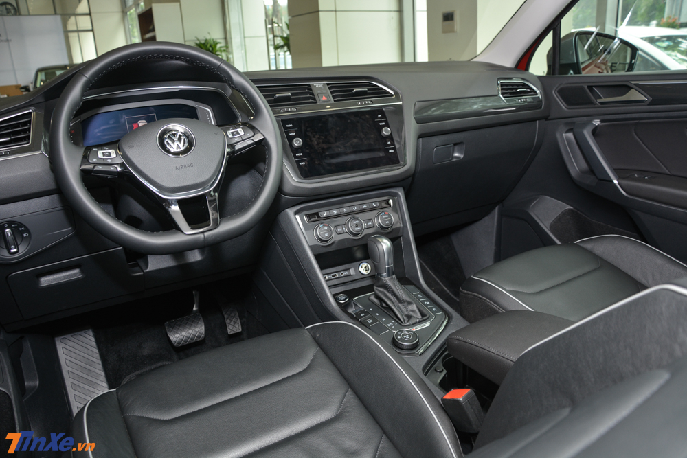 Nội thất xe kh&ocirc;ng c&oacute; g&igrave; thay đổi nhiều so với Volkswagen Tiguan Allspace