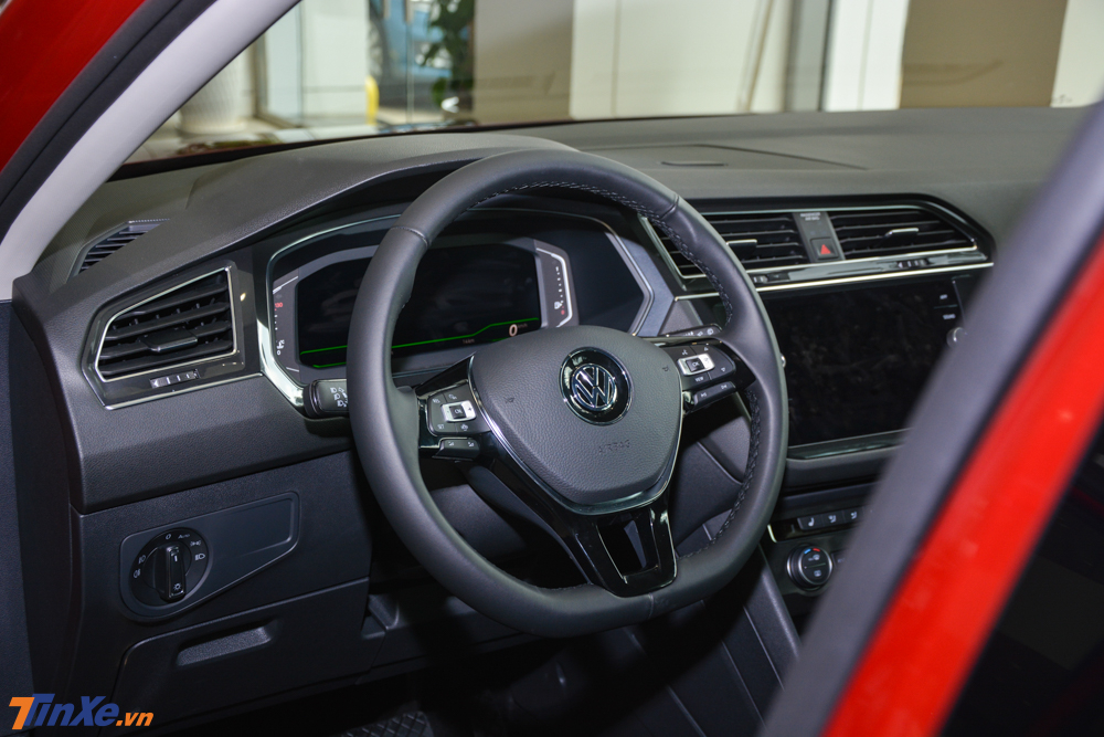 V&ocirc; lăng của Volkswagen Tiguan Allspace Luxury điều chỉnh 4 hướng v&agrave; tự thu lại khi va đập