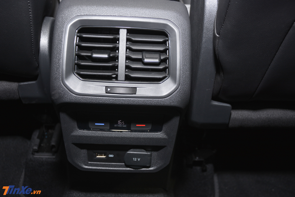 H&agrave;ng ghế thứ 2 c&oacute; điều ho&agrave; ri&ecirc;ng biệt v&agrave; c&aacute;c cổng sạc cũng như cổng 12V