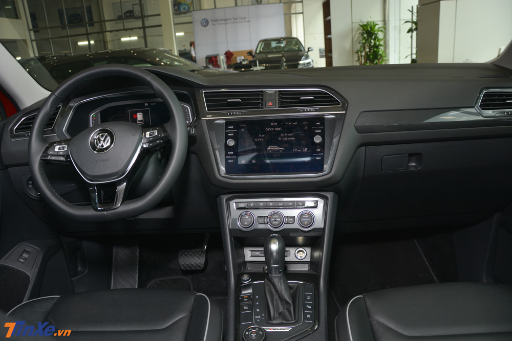 Cận cảnh khoang l&aacute;i của Volkswagen Tiguan Allspace Luxury 