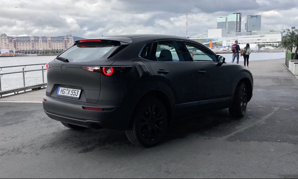 N&oacute; được sơn ngụy trang m&agrave;u đen ho&agrave;n to&agrave;n v&agrave; c&oacute; v&aacute;ng vẻ giống SUV CX-5