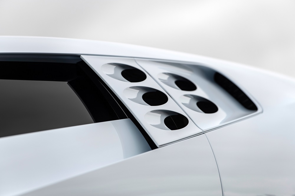 h&igrave;nh tr&ograve;n nằm ngay sau cửa sổ b&ecirc;n sườn của Bugatti Centodieci