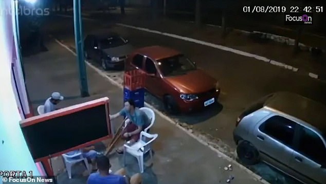 Anh Gomes da Silva ngồi uống bia tr&ecirc;n vỉa h&egrave; với bạn