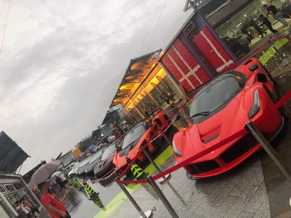 Từ phải sang, Ferrari LaFerrari, McLaren Senna, McLaren P1 GTR phi&ecirc;n bản James Hunt hay Lamborghini Reventon