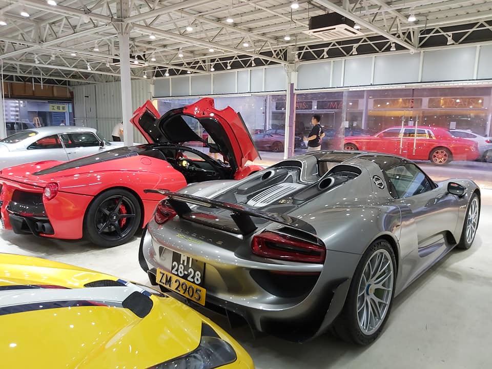 Cặp đ&ocirc;i si&ecirc;u xe hybrid triệu đ&ocirc; đ&igrave;nh đ&aacute;m nhất thế giới l&agrave; Ferrari LaFerrari v&agrave; Porsche 918 Spyder đọ d&aacute;ng c&ugrave;ng nhau