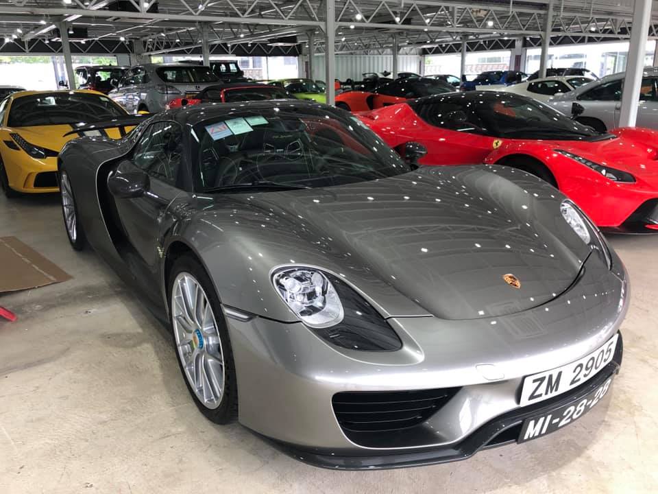 Porsche 918 Spyder được trang bị động cơ V8, h&uacute;t kh&iacute; tự nhi&ecirc;n, dung t&iacute;ch 4,6 l&iacute;t v&agrave; 2 m&ocirc;-tơ điện