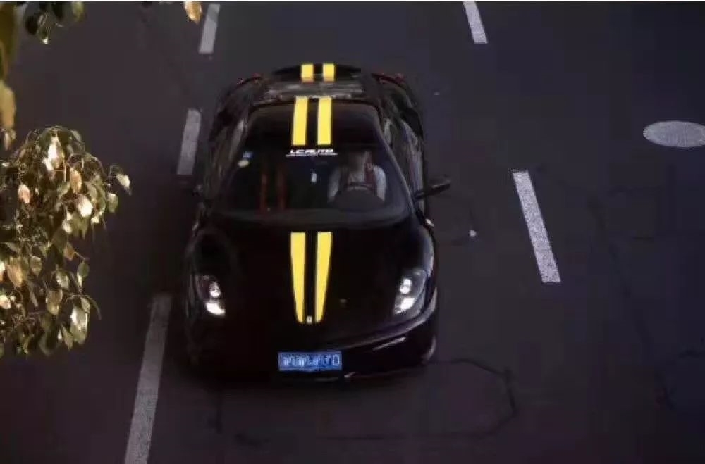 Bức ảnh do camera giao th&ocirc;ng ghi lại l&agrave;m bằng chứng để cảnh s&aacute;t phạt chủ si&ecirc;u xe Ferrari 430 Scuderia v&igrave; sử dụng d&acirc;y an to&agrave;n kh&ocirc;ng đ&uacute;ng theo quy tắc