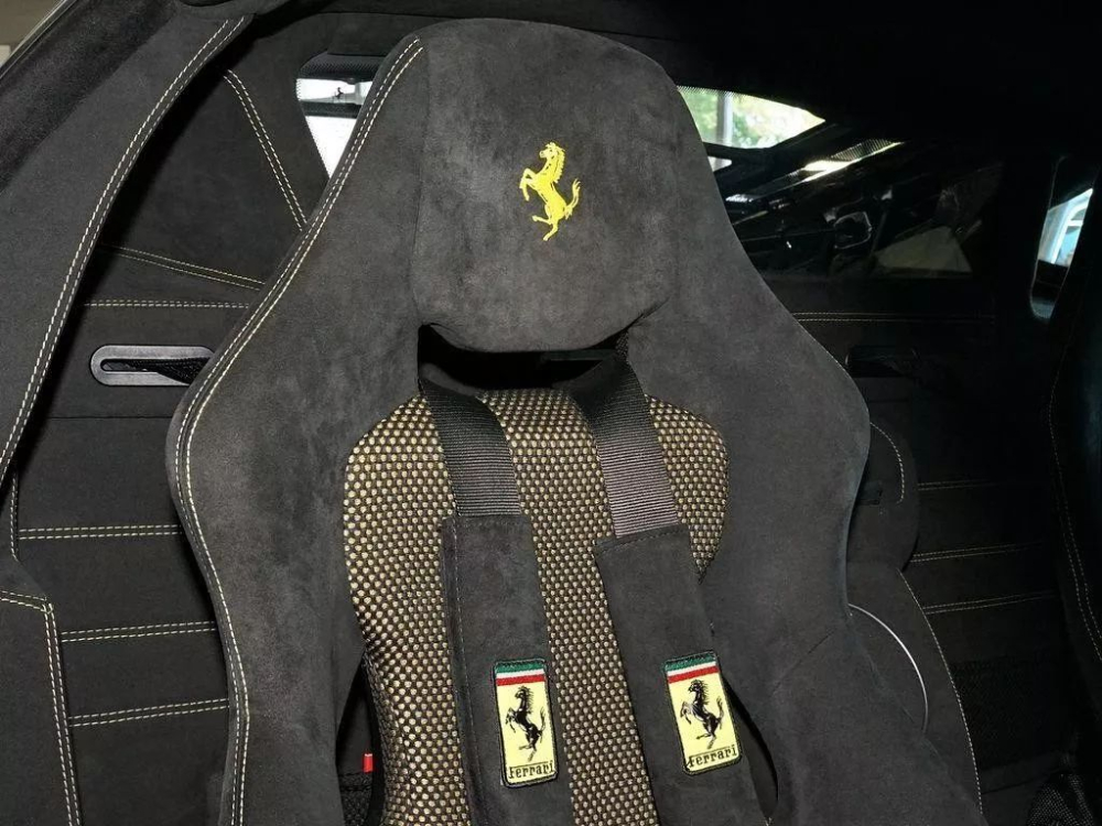 D&acirc;y an to&agrave;n 4 điểm của si&ecirc;u xe Ferrari 430 Scuderia