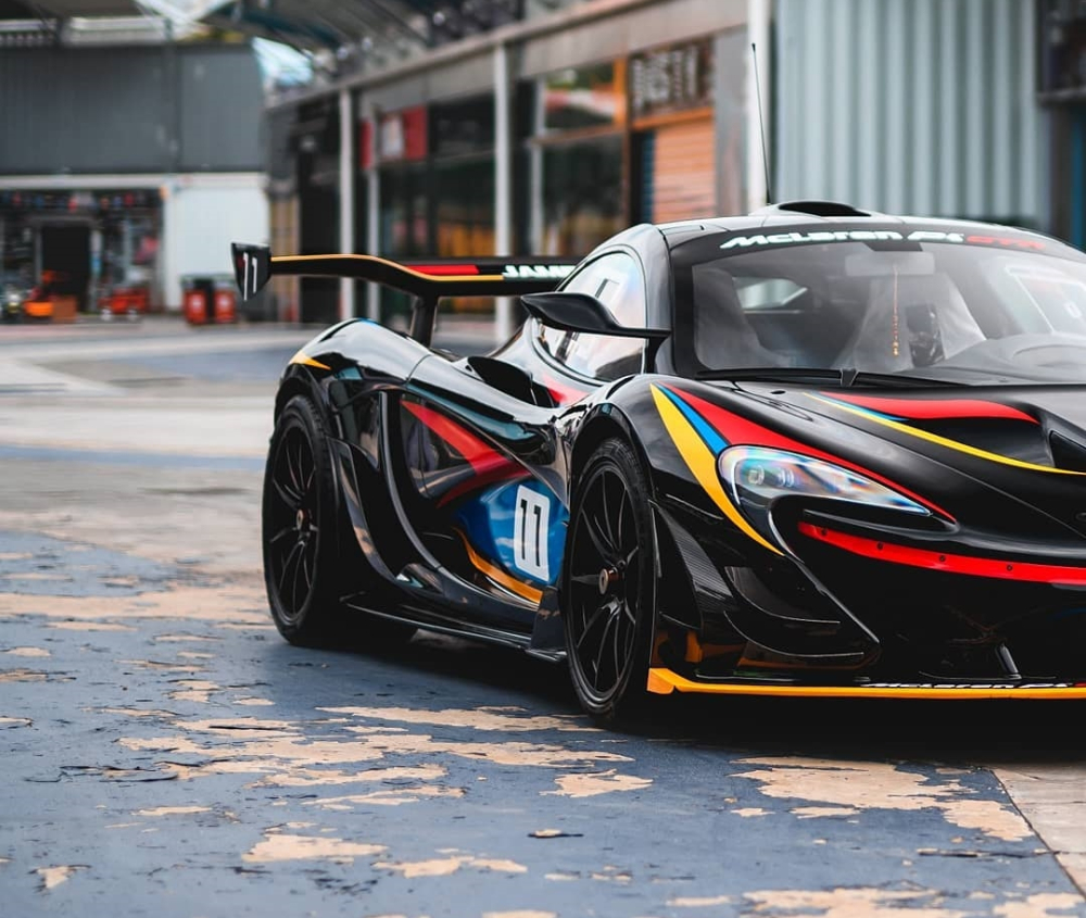 Con số 11 xuất hiện bên hông xe của McLaren P1 GTR James Hunt Con số 11 xuất hiện bên hông xe của McLaren P1 GTR James Hunt