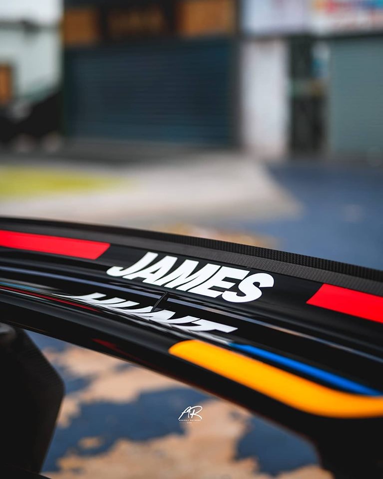 Dòng chữ James màu trắng trên cánh gió đuôi của McLaren P1 GTR James Hunt Dòng chữ James màu trắng trên cánh gió đuôi của McLaren P1 GTR James Hunt