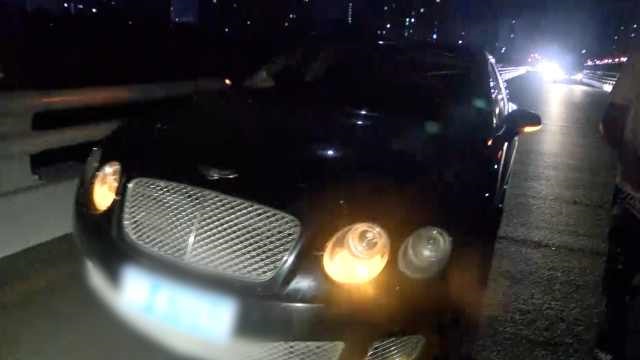 Chiếc Bentley Continental Flying Spur Speed bị r&aacute;ch lốp sau khi sập ổ g&agrave;