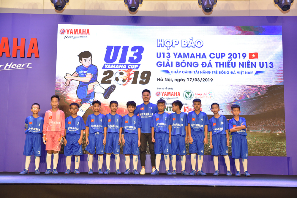 Cầu thủ Quang Hải - đại sứ thương hiệu của Yamaha Việt Nam - cũng đồng hành cùng các cầu thủ nhí. Cầu thủ Quang Hải - đại sứ thương hiệu của Yamaha Việt Nam - cũng đồng hành cùng các cầu thủ nhí.