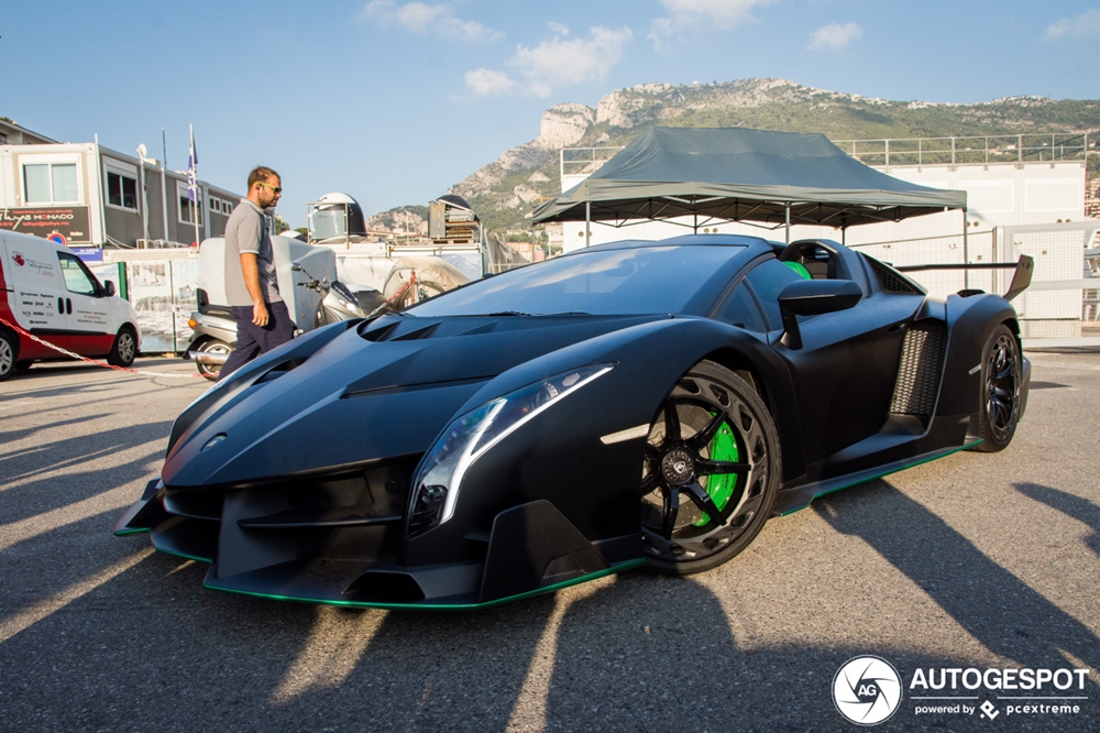 Chiếc si&ecirc;u xe Lamborghini Veneno LP750-4 Roadster n&agrave;y c&oacute; bộ &aacute;o đen mờ