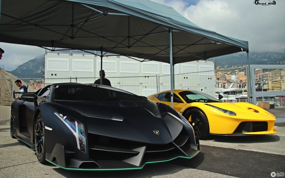 Lamborghini Veneno LP750-4 Roadster mang m&agrave;u đen mờ đỗ kế b&ecirc;n Ferrari LaFerrari m&agrave;u v&agrave;ng