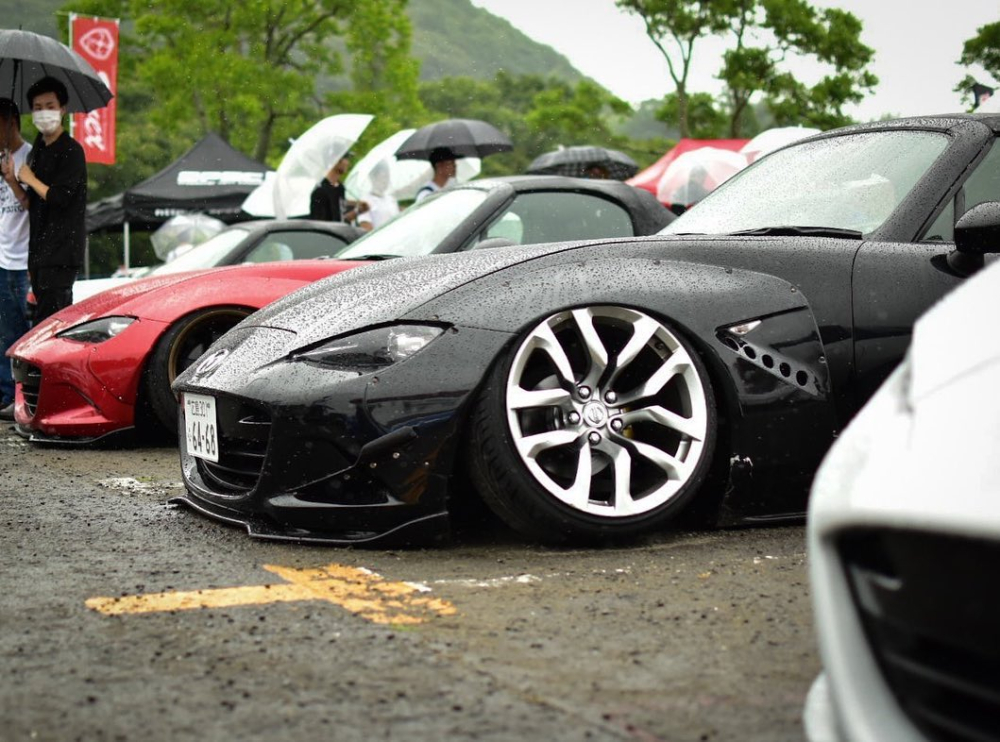 Kh&ocirc;ng chỉ lắp đặt th&ecirc;m bộ body kit, chủ xe c&ograve;n trang bị cả bộ la-zăng từ Nissan 370Z