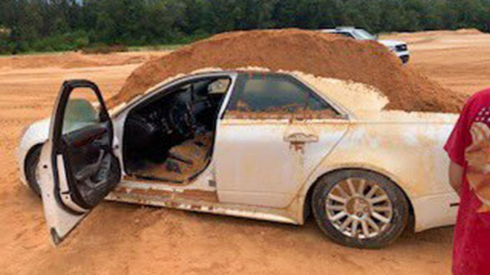 Chiếc xe sang Cadillac CTS bị đổ đầy đất l&ecirc;n th&acirc;n xe