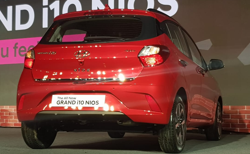 Hyundai Grand i10 Nios 2019 nh&igrave;n từ ph&iacute;a sau