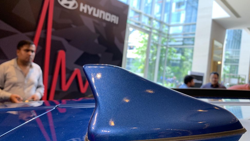 Ăng-ten h&igrave;nh v&acirc;y c&aacute; tr&ecirc;n n&oacute;c của Hyundai Grand i10 Nios 2019