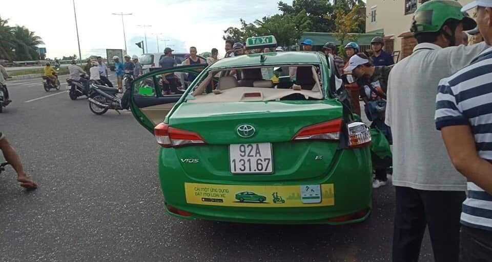 Hiện trường vụ tai nạn giữa taxi v&agrave; &ocirc; t&ocirc; tải