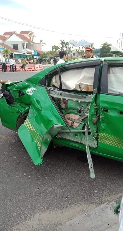 Chiếc taxi Toyota Vios đời mới bị hỏng kh&aacute; nặng sau vụ tai nạn