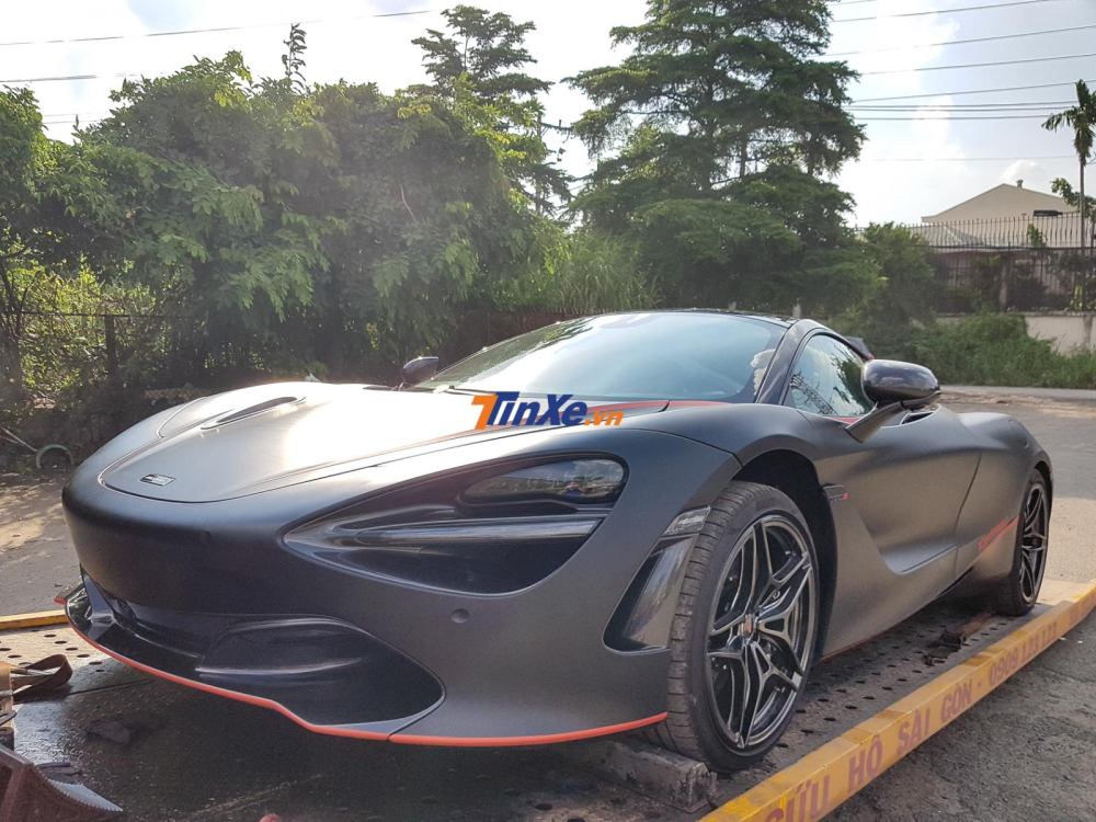 Nhưng hiện tại xe đ&atilde; chuyển sang m&agrave;u đen nh&aacute;m