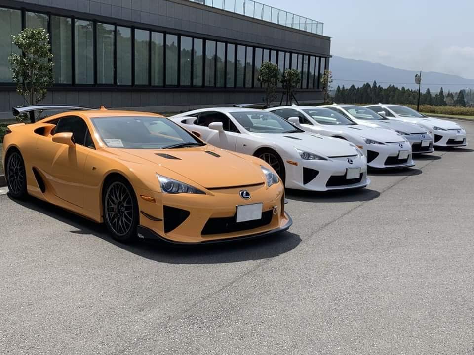 Lexus LFA Nurburgring Edition nổi bật màu cam cùng các trang bị đắt giá ở ngoại thất Lexus LFA Nurburgring Edition nổi bật màu cam cùng các trang bị đắt giá ở ngoại thất