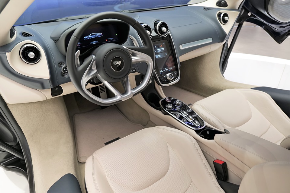 Chiếc McLaren GT đầu ti&ecirc;n đến Hồng K&ocirc;ng sử dụng tay l&aacute;i b&ecirc;n tr&aacute;i